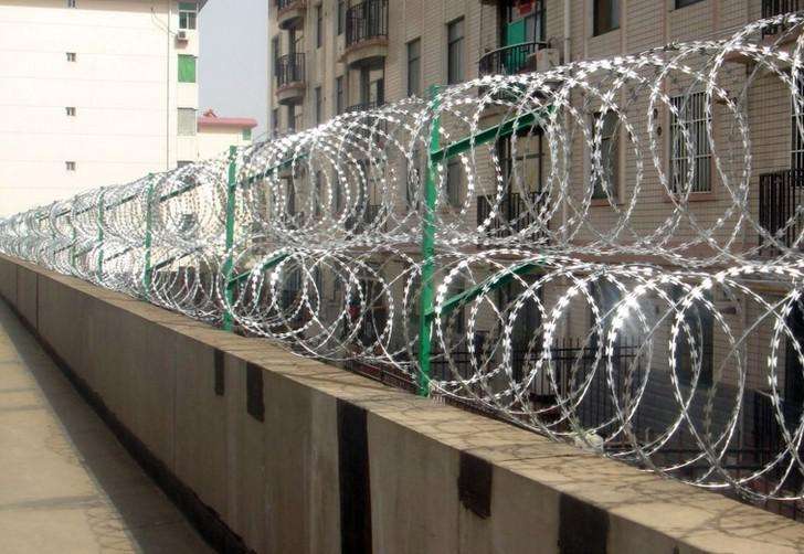 監(jiān)獄防攀爬刀片刺絲