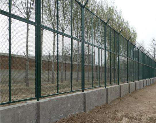 監(jiān)獄Y型柱隔離網(wǎng)安裝方法