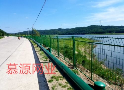 高速公路常用隔離網(wǎng)：公路隔離網(wǎng)、防炫目網(wǎng)、護(hù)欄板