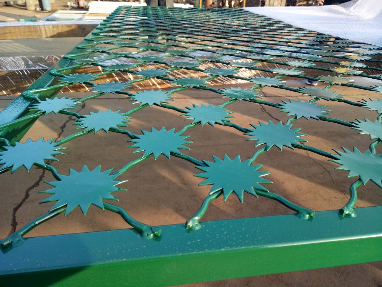 太陽(yáng)花鋼網(wǎng)墻