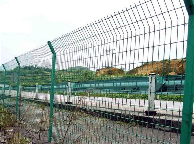 雙邊絲護(hù)欄網(wǎng)施工時(shí) 應(yīng)該注意的問(wèn)題？
