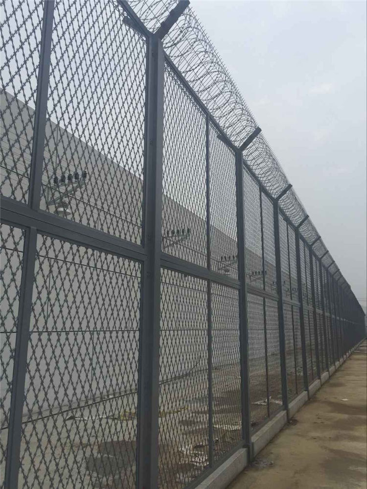 焊接式刀片刺網(wǎng)菱形方孔設(shè)計(jì)阻隔防護(hù)網(wǎng)墻