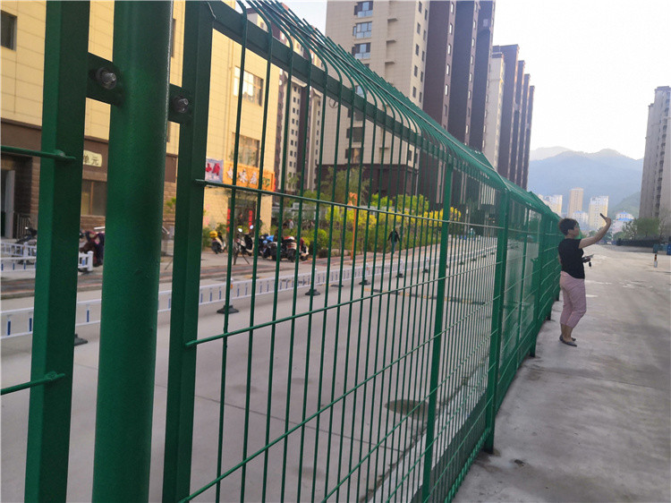 小區(qū)護(hù)欄網(wǎng)如何做到防盜又美觀